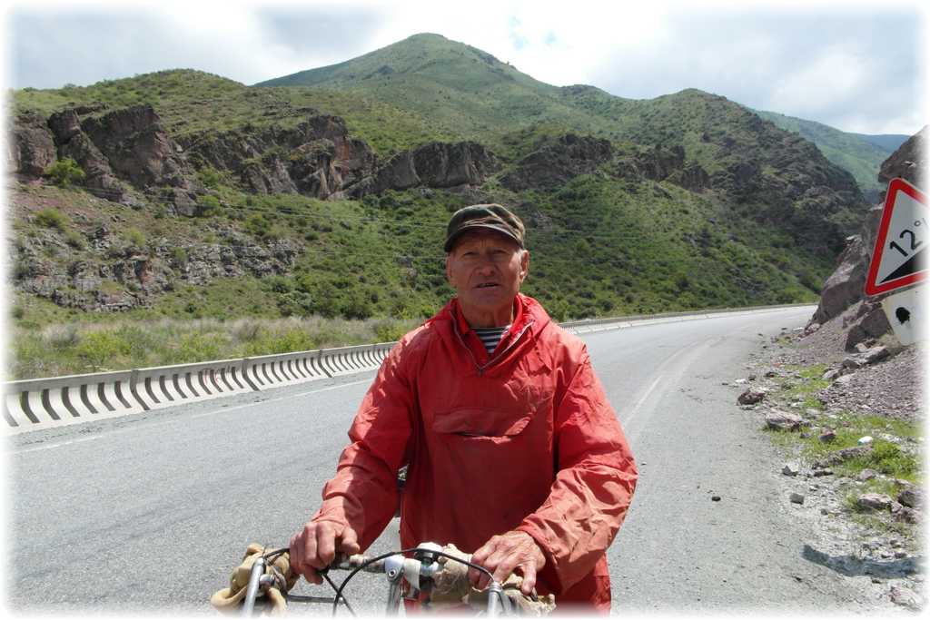 Мужик!
Свой 75-летний юбилей отмечает 75-ю километами велопробега.